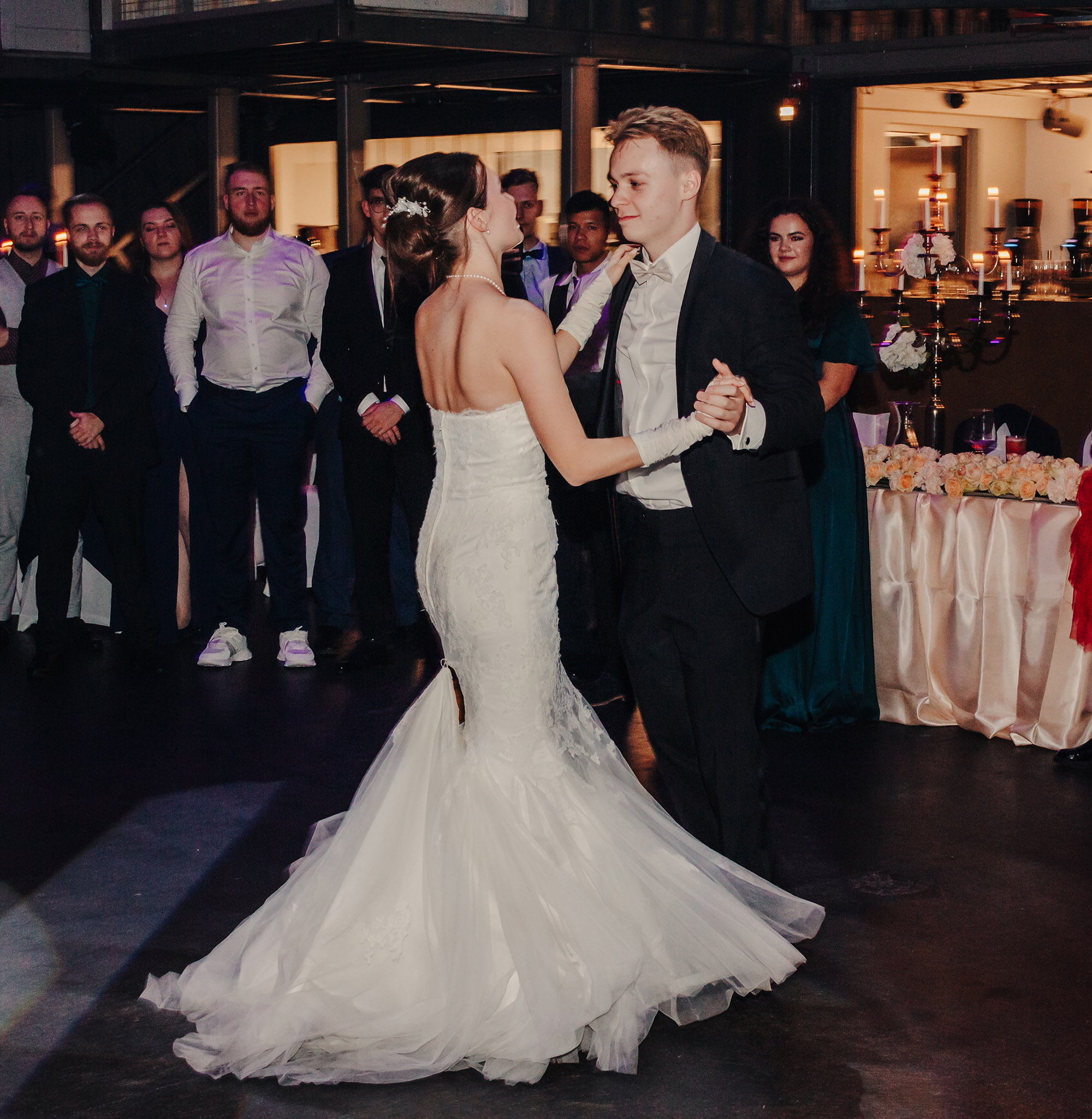 Brautpaar beim Hochzeitstanz in Eventhalle