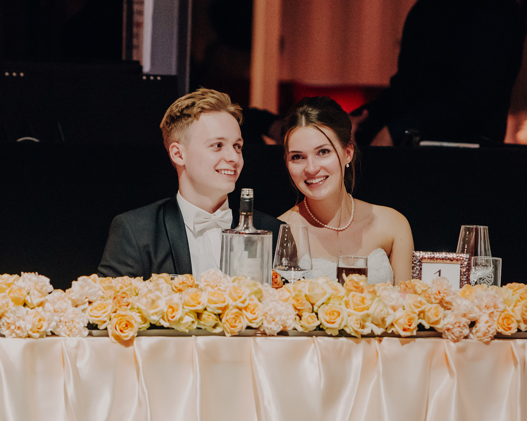 Brautpaar am Hochzeitstisch in Eventhalle