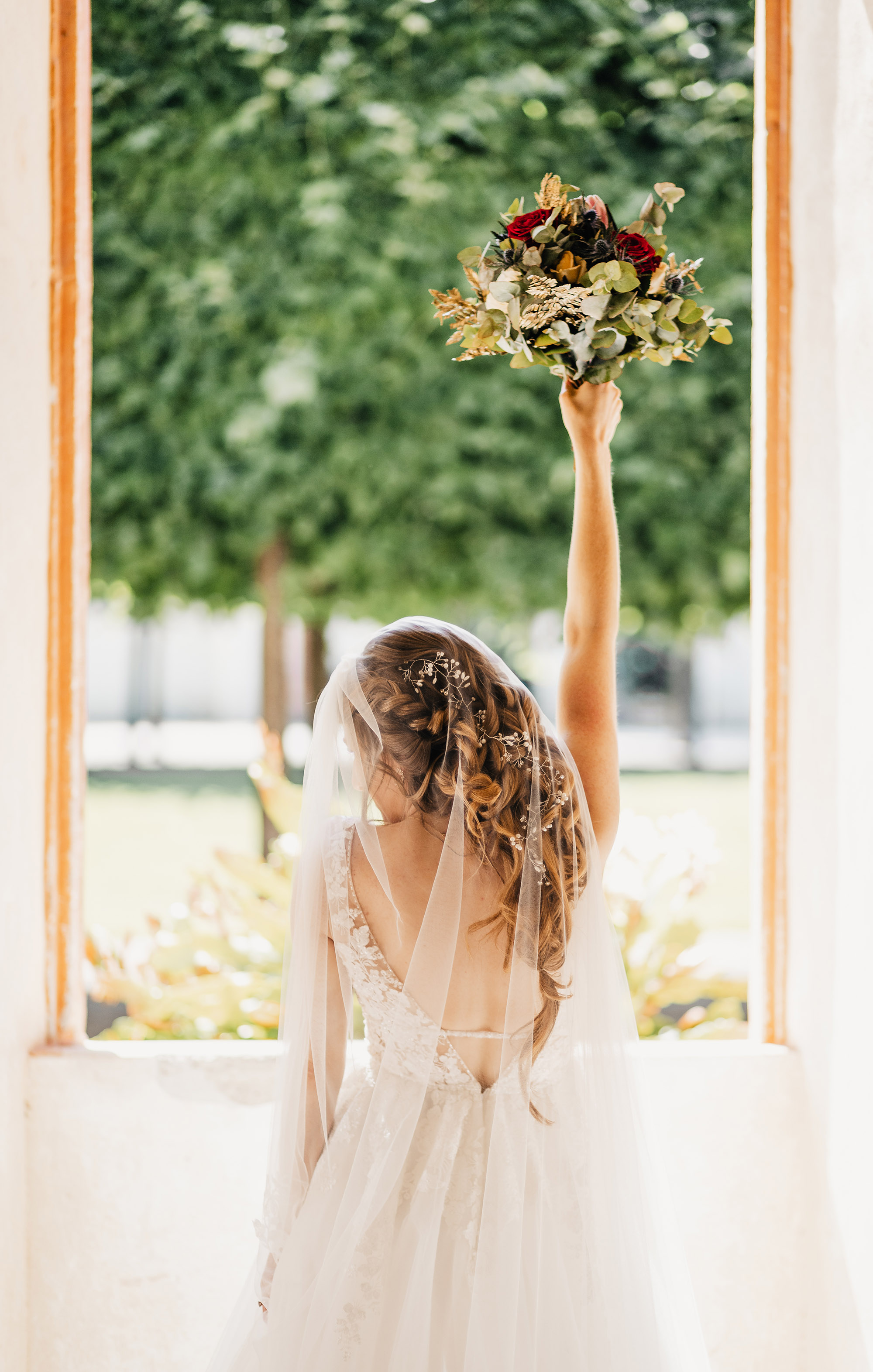 Braut mit Strauß beim Fotoshooting