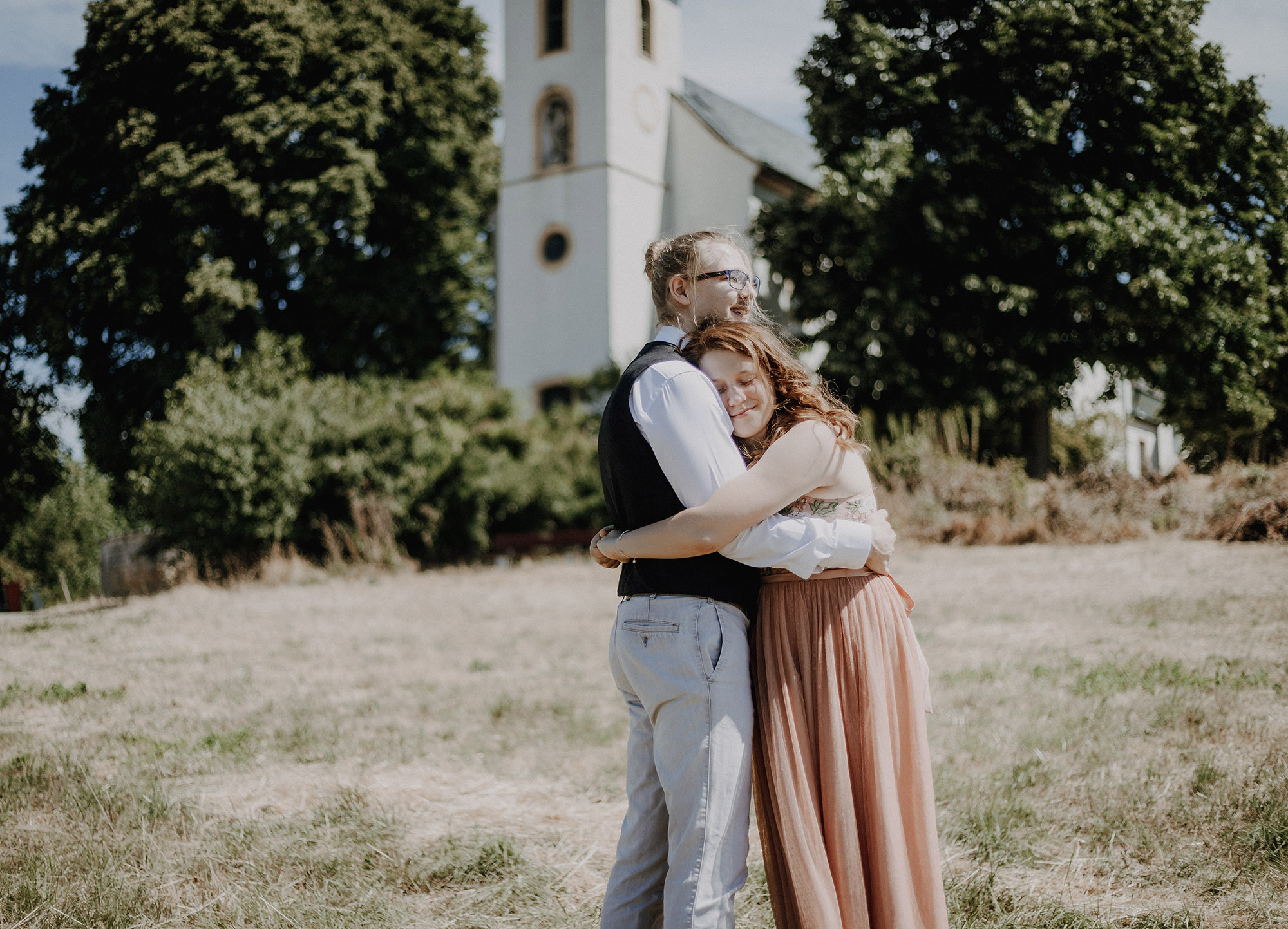 Brautpaar Shooting auf Wiese bei Kirche