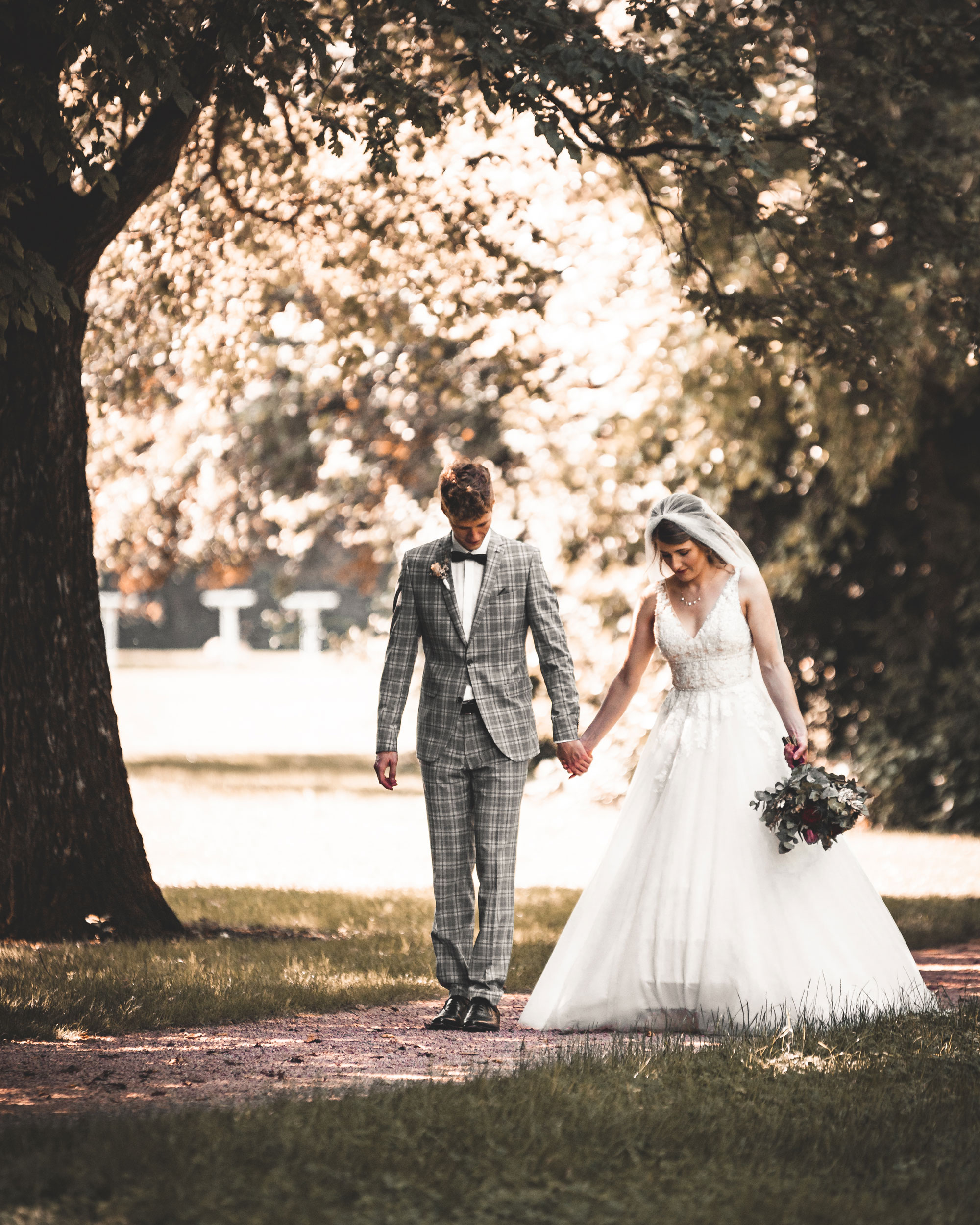 Hochzeitsfotografie – Brautpaar beim Shooting in Förch