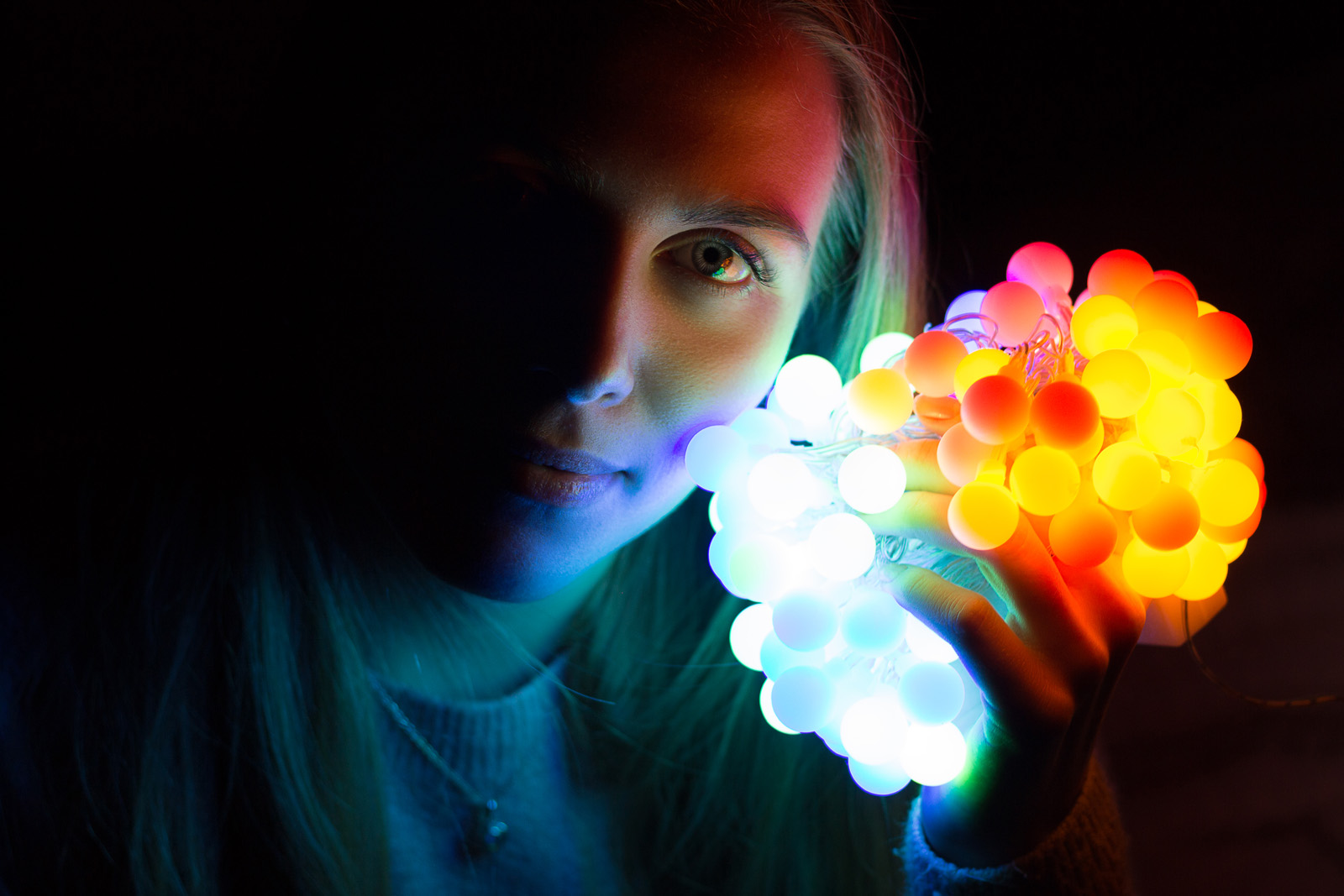 Kreatives Portrait mit Lichterketten – Personal Branding Baden-Baden Rastatt